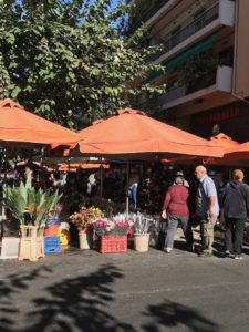 II. Ich nutzte die Zeit um durch die Straßen Athens zu schlendern und mir an einem kleinen Markt Frühstück zu kaufen.