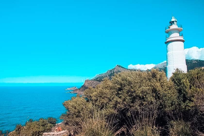 Beim Leuchtturm hat man einen besonders schönen Blick aufs Meer | sailwithus
