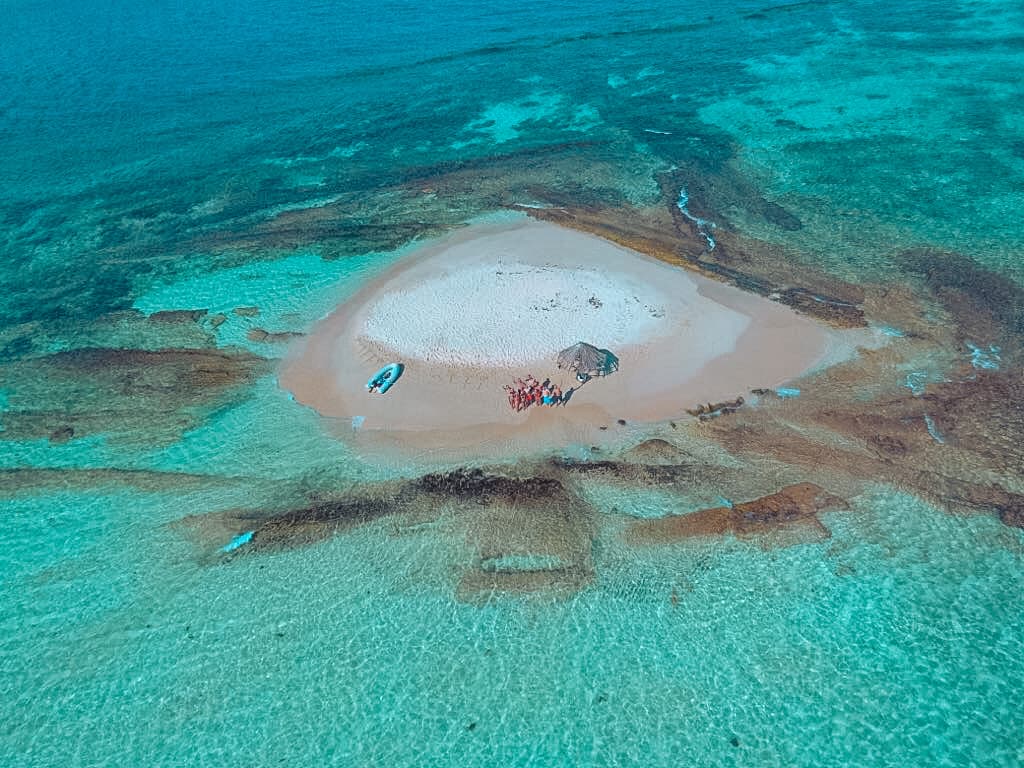 Kleine runde Sandbank mitten im Ozean mit dem Dinghy entdecken, einzigartige Crewerlebnisse