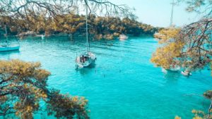 Erlebnisurlaub Griechenland Wunderschönes blaues Wasser und grüne Küsten | sailwithus
