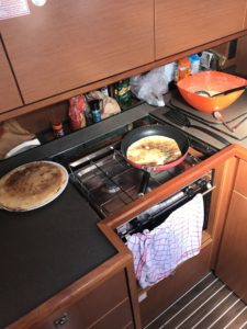 XV. Mittags haben wir immer etwas für den Kleinen Hunger zubereitet. Mein Favorit: Pfannkuchen, auch wenn sie ein wenig verbrannt waren… Upps! Da war ich wohl abgelenkt von der Aussicht.