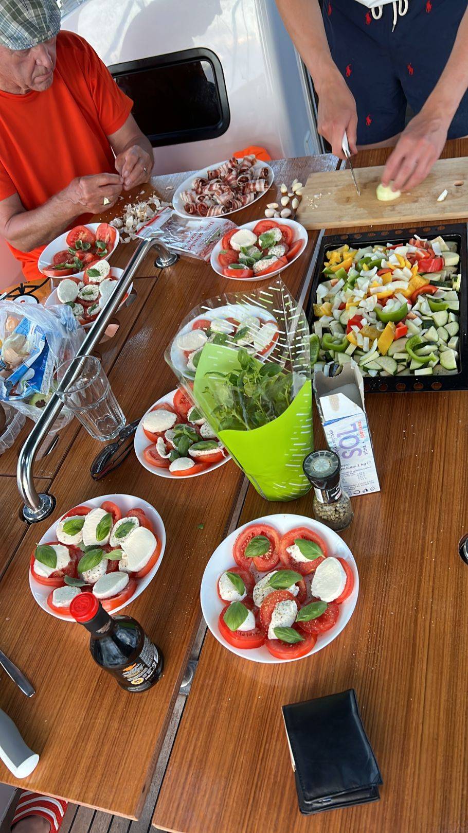 gedeckter Tisch mit Essen
