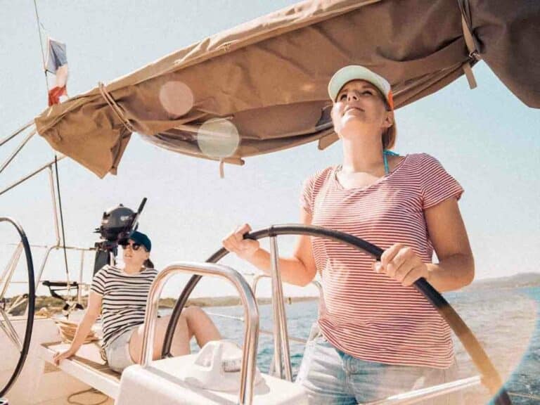 Frau am Steuer einer Segelyacht in Frankreich