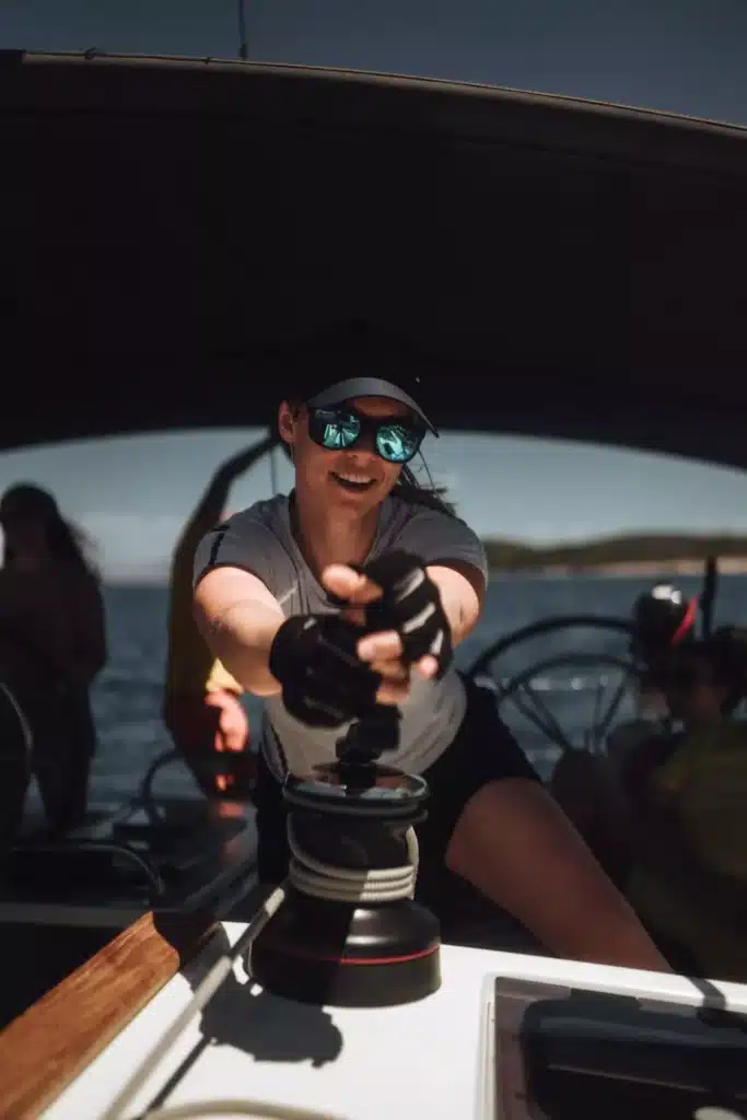 Frau auf der Yacht