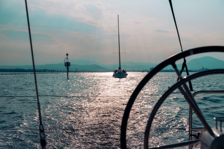 Abendstimmung in Korsika an Bord der modernen Segelyacht von sailwithus