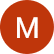 Ein roter Kreis mit einem weißen Buchstaben „M“ in der Mitte. Das Design ist einfach und ausdrucksstark, ähnlich der Eleganz einer Segelyacht, wobei das Rot einen starken Kontrast zum weißen Buchstaben bildet.