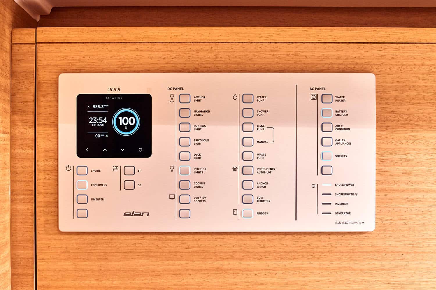 Ein modernes, wandmontiertes Bedienfeld für die Hausautomation in einem Holzgehäuse, das während eines Segeltörns Einstellungen für Licht, Audio, Klima, Sicherheit und mehr anzeigt.