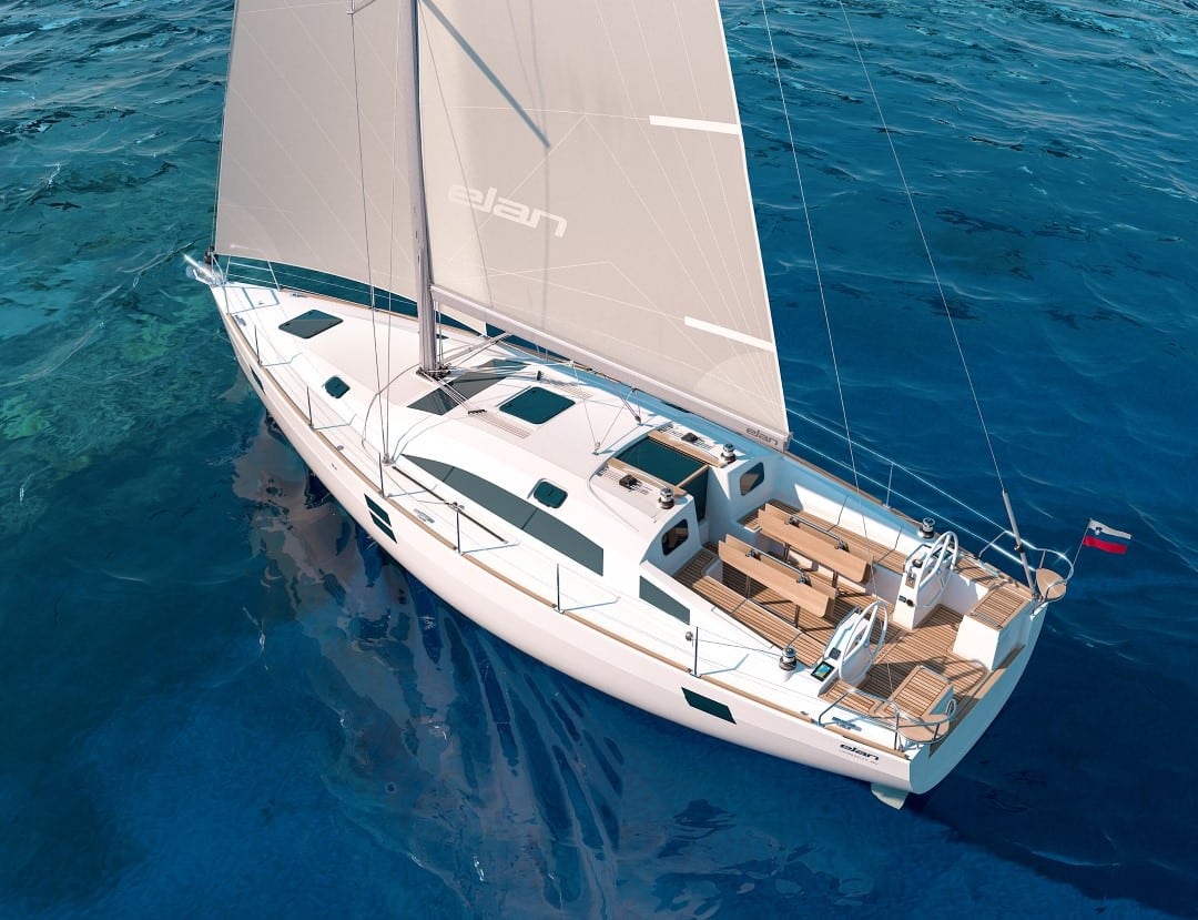 Eine Luftaufnahme eines weißen Segelboots namens „Elan“, das auf klarem, blauem Wasser segelt. Das Boot, perfekt für eine Segelreise, verfügt über mehrere Kabinen, ein großes Deck mit Sitzbereich und eine sichtbare Flagge am Heck. Schatten des Bootes werden auf das Wasser geworfen.