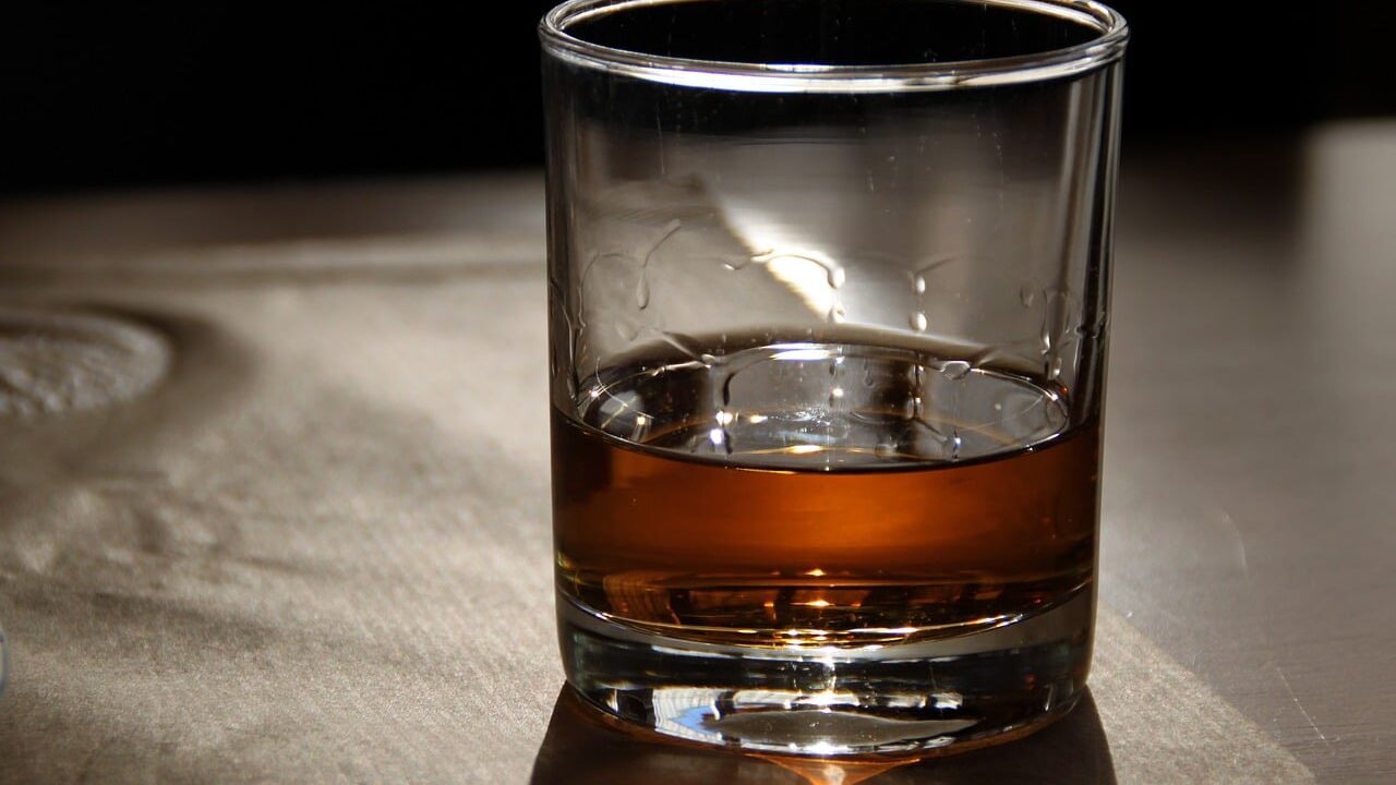zu sehen ist Rakija- d ieser Obstbrand, oft aus Trauben oder Pflaumen hergestellt, wird gerne als Aperitif oder Digestif serviert. Ein kleinen Schnapsglas mit braunem Schnaps drinnen.
