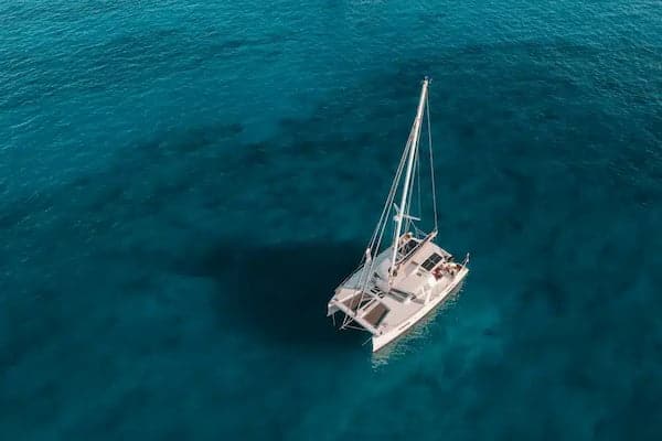 Katamaran-Manöver für Umsteiger: Die 5 größten Unterschiede zum Monohull (Hafen & Wende)