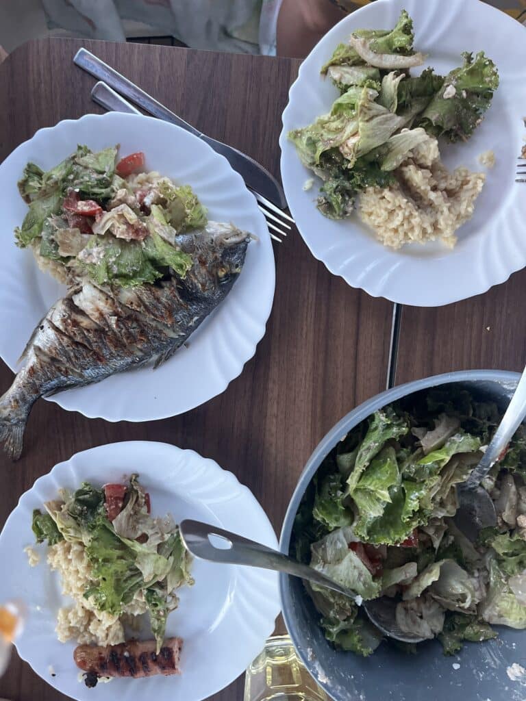 Leckerer Fisch nach dem Angeln, eine perfekte Aktivität im Urlaub