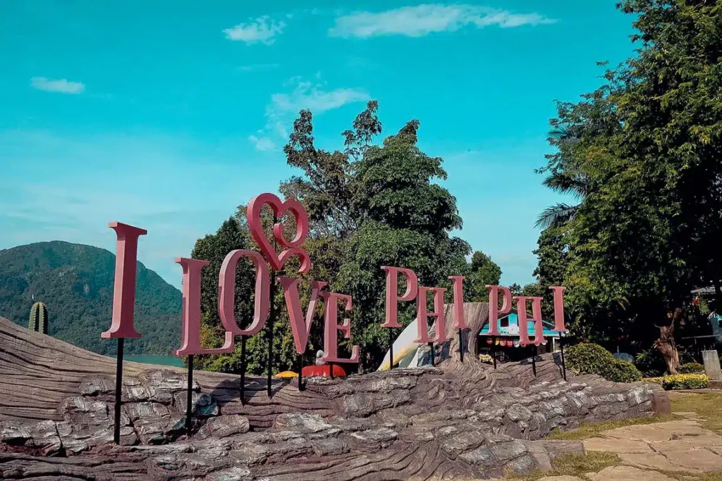 Eine Außeninstallation aus großen, bunten Buchstaben, die 